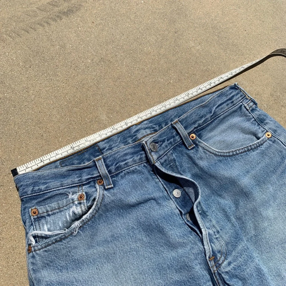 Vintage 90s made in France Levi's 501‎ button fly jeans - 33x30 mens